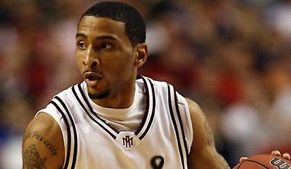 Tρομερό buzzer beater από τον Λο!