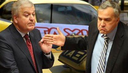 Μπάχαλο ΠΑΣΟΚ - ΝΔ με τα ταξί και... μπαλάκι στις περιφέρειες