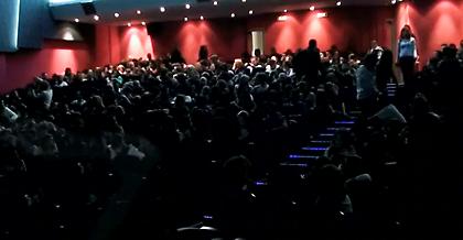 Στον κινηματογράφο καλό είναι να κλείνουμε τα κινητά μας όλοι. ΟΛΟΙ;