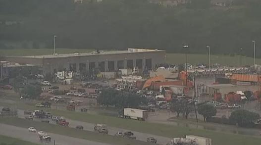 Τυφώνας σηκώνει φορτηγά στον αέρα