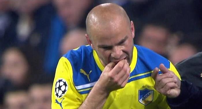 Έχασε τρία δόντια στο «Μπερναμπέου» (video)