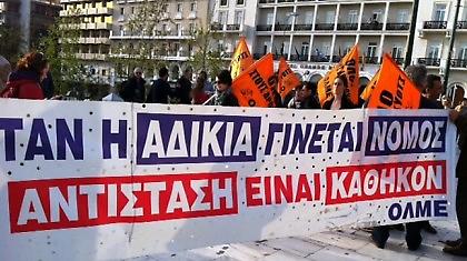 Πλήθος κόσμου συρρέει στο Σύνταγμα