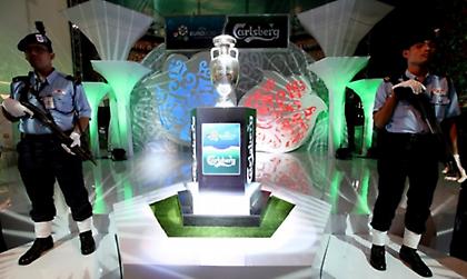 Στη Μαλαισία το τρόπαιο του Euro 2012