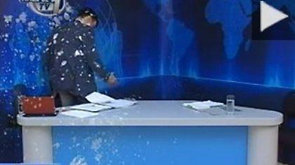 «Live» γιαούρτωμα δημοσιογράφου!