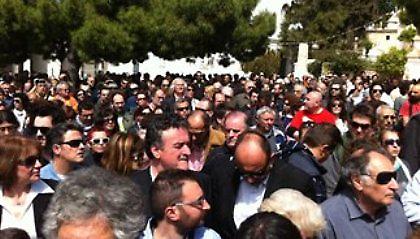 Λαοθάλασσα στο νεκροταφείο για τον Δημήτρη Χριστούλα