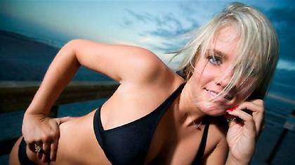 Σέξι και «καυτή» στα παρκέ (Pics)