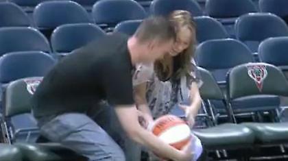 Η καλύτερη πρόταση γάμου είναι μπασκετική (video)