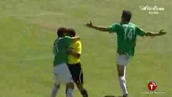 Πανηγύρισε με το διαιτητή (video)
