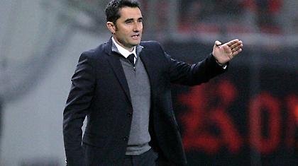 Περιμένει τον Ερνέστο, κοιτάζει και άλλους…