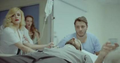 Όλοι έξω, εκτός από όσους έχουν δουλειά! ΟΛΟΙ!