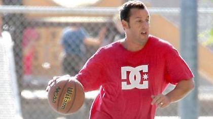 O Άνταμ Σάντλερ παίζει μπάσκετ σε κρουαζιερόπλοιο (video)