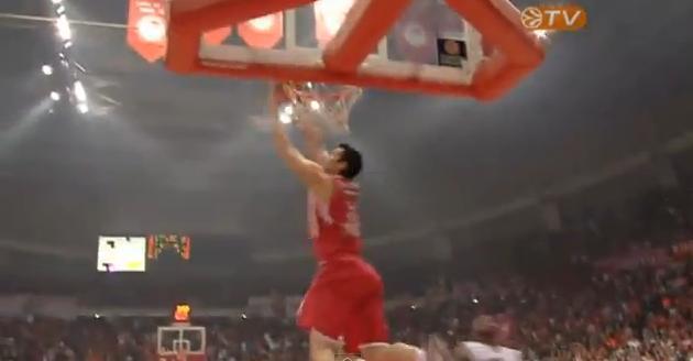 Ερυθρόλευκες πρωτιές σε τάπες και καρφώματα (video)