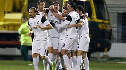 Ανακατεύει την… τράπουλα