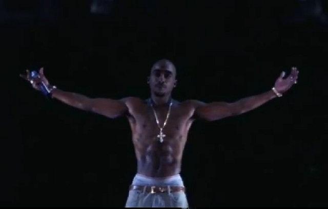 Ο 2pac «ζει» και τραγούδησε ζωντανά!