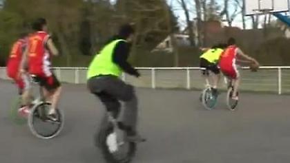 Απίστευτη τούμπα σε αγώνα μπάσκετ με ποδήλατα