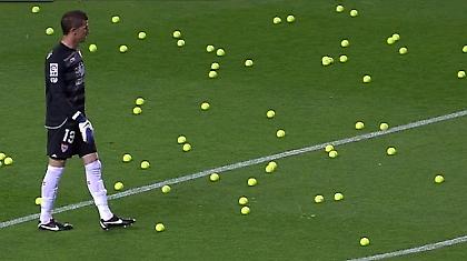 Έβρεξε… μπαλάκια! (video)