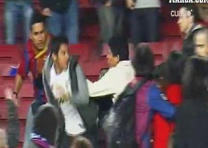 Ξυλοφόρτωσαν οπαδό της Ρεάλ στο «Καμπ Νου» (video)