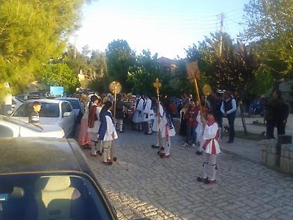 Τα άλογα προσκυνούν την εικόνα του Αη Γιώργη