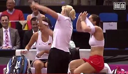 Υπάρχουν και αποδυτήρια, δεσποινίς (video)