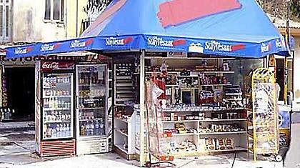 Αστυνομικός επιτέθηκε σε... περίπτερο