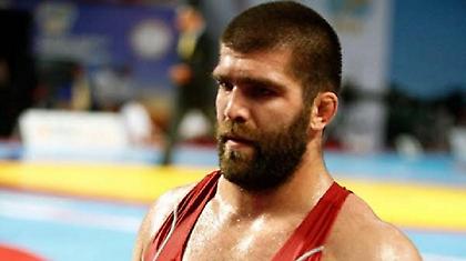 Εκτός Λονδίνου τρεις παλαιστές