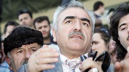 Χαμηλώνουν τους τόνους