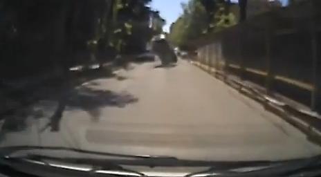 Κάμερα καταγράφει το αναποδογύρισμα ενός τζιπ