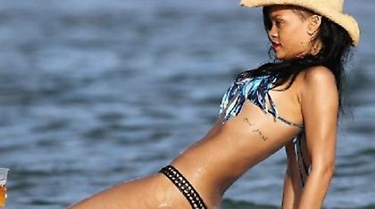 Η Ριάνα ζεστάθηκε και τα… έβγαλε