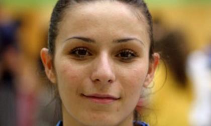 Στο πιο ψηλό σκαλί του βάθρου η Κουτσού