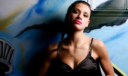 Κορίτσι διαμάντι, δέρνει με το γάντι!