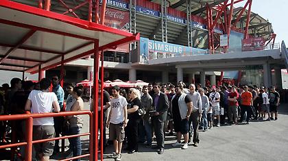 Ουρές στο «Καραϊσκάκη» για τη φιέστα (pics)