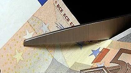 Νέο «ψαλίδι» σε συντάξεις και εφάπαξ ζητά η τρόικα