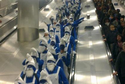 «Στρουμφάκια… δέρνουμε»;