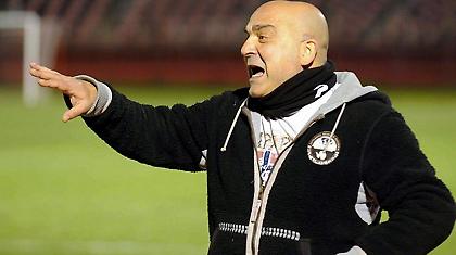 Δεν το «κουνάει» ο Χατζάρας