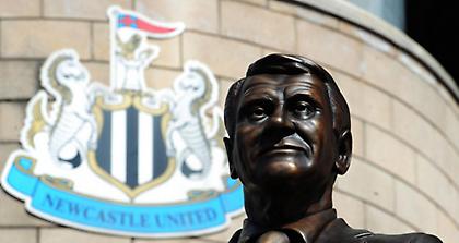 Άγαλμα για τον Σερ Μπόμπι