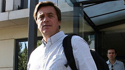 Επιστρέφει και αρχίζει να τακτοποιεί