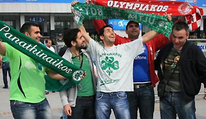 Φίλοι του Παναθηναϊκού και του Ολυμπιακού τραγουδούν μαζί! (video)