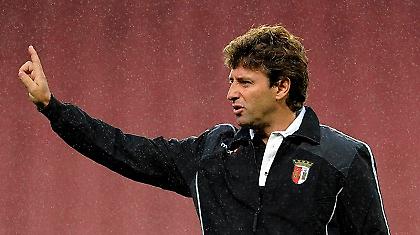 Έρχεται και το τελειώνει