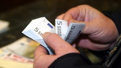 «Τσεκούρι» στους μισθούς!