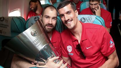 Μια τρελή, ερυθρόλευκη  πτήση (pics)