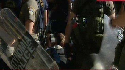 Μικροεπεισόδια στο Σύνταγμα με ομάδα ακτιβιστών