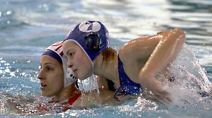 Ξανά-πέφτουν στις πισίνες