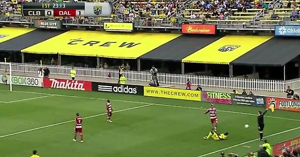 Σουτ στον επόπτη και… τιμωρία (video)