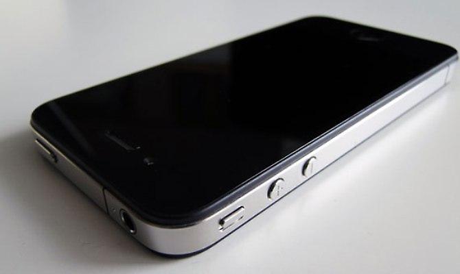 Η Apple μείωσε τις παραγγελίες των iPhone
