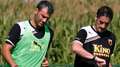 Τους θέλει δίπλα του