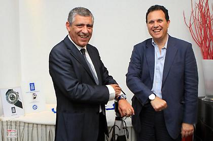 O προπονητής και οι παίκτες της Εθνικής έλαβαν το νέο συλλεκτικό ρολόι της ομάδας για το Euro 2012