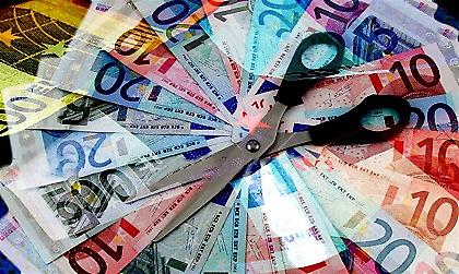 Κι όμως, πιέζουν για νέες μειώσεις μισθών