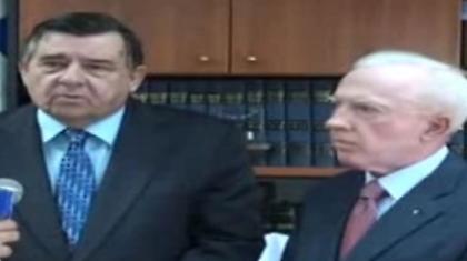 Ο Καρατζαφέρης στην αγκαλιά του αρχιερέα της άκρο-ακροδεξιάς!