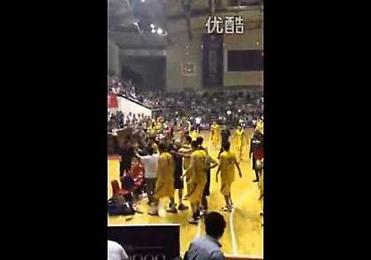 Άγριος καυγάς Κινέζων – Αμερικανών στο παρκέ (Video)