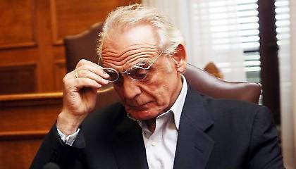 Έπιασαν τον Άκη με κινητό μέσα στον Κορυδαλλό!